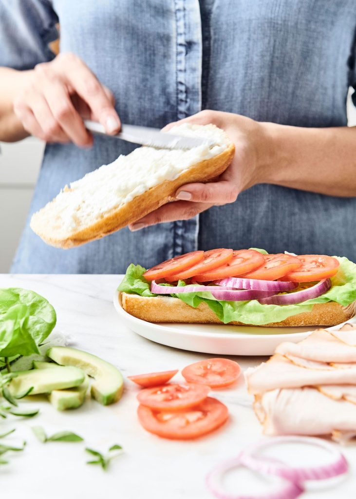 sandwich en préparation pour pique nique 
