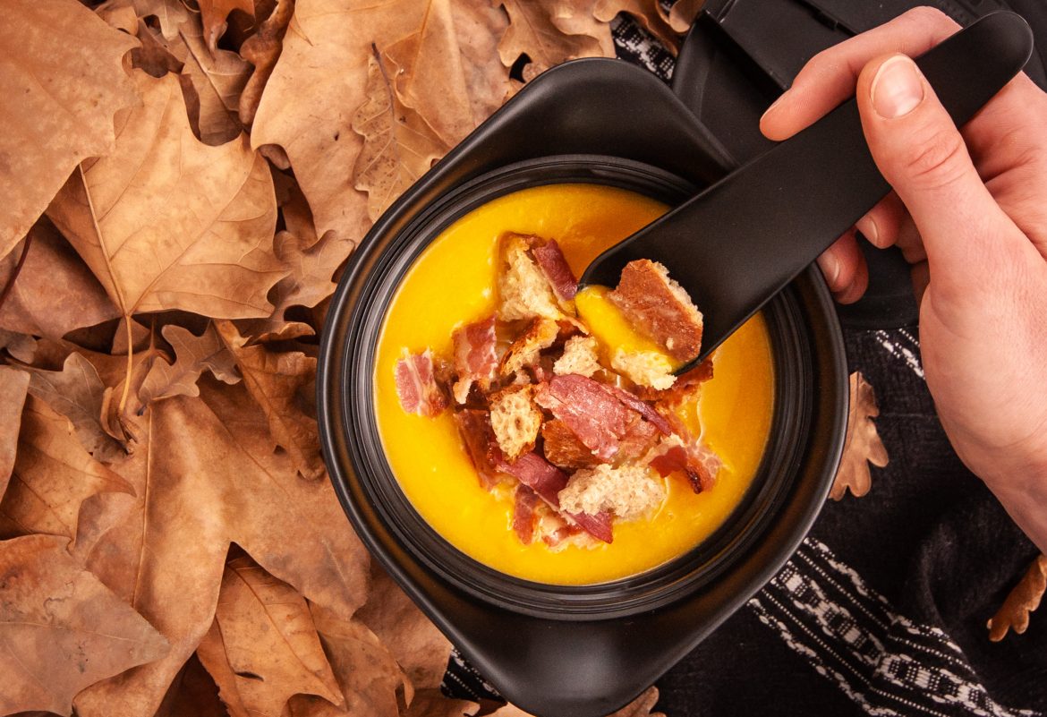 Soupe de potimarron au bacon caramélisé et croûtons