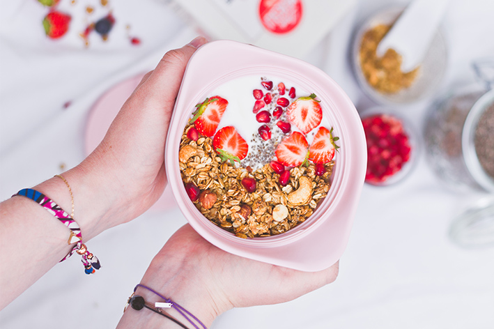 Breakfast bowl granola et fruits rouges