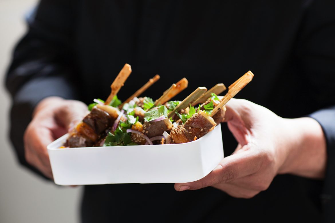 Brochettes de canard laqué