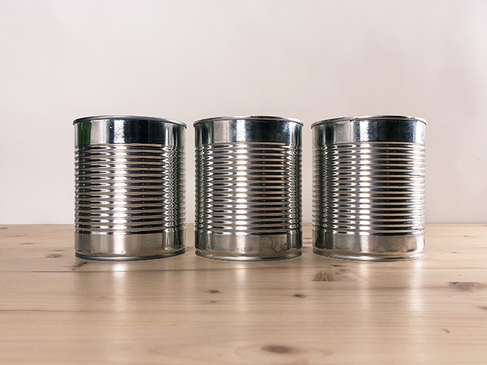 DIY mini garden aromatic herbs chives mint basil tin cans recycle