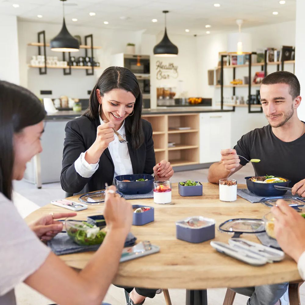 Collègues partageant un déjeuner dans leurs lunch box monbento
